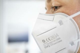 Nebezpečí nového vládního nařízení. Z respirátoru se stane „klobouk“ - Seznam Zprávy